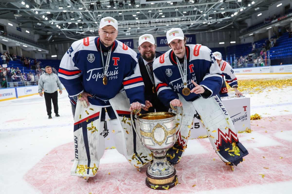    С Кубком чемпиона России – Александр Шарыченков (слева), Дмитрий Дагестанский и теперь уже бывший тренер вратарей фарм-клуба «Торпедо» Антон Зеленов