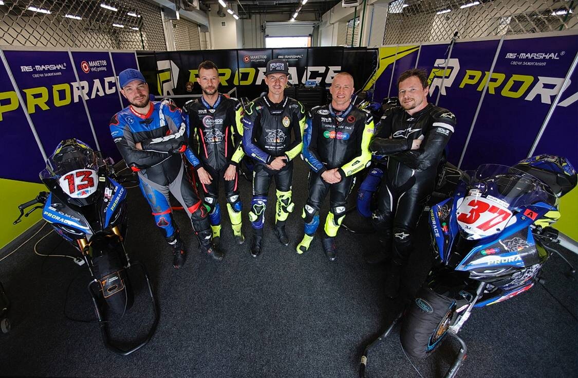 Вся пятерка - Василий Федоров, Максим Королев, Игорь Криворотов, Сергей Лосев и Антон Ерёмин - все входят в состав Сборной команды Москвы.