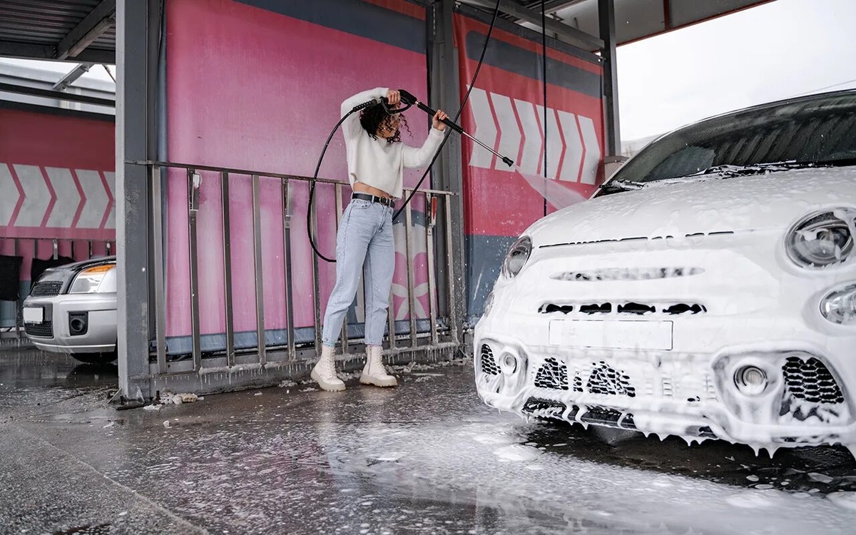 Фото заимствовано - https://www.zr.ru/content/news/939518-tri-oshibki-pri-mojke-avtomobil/