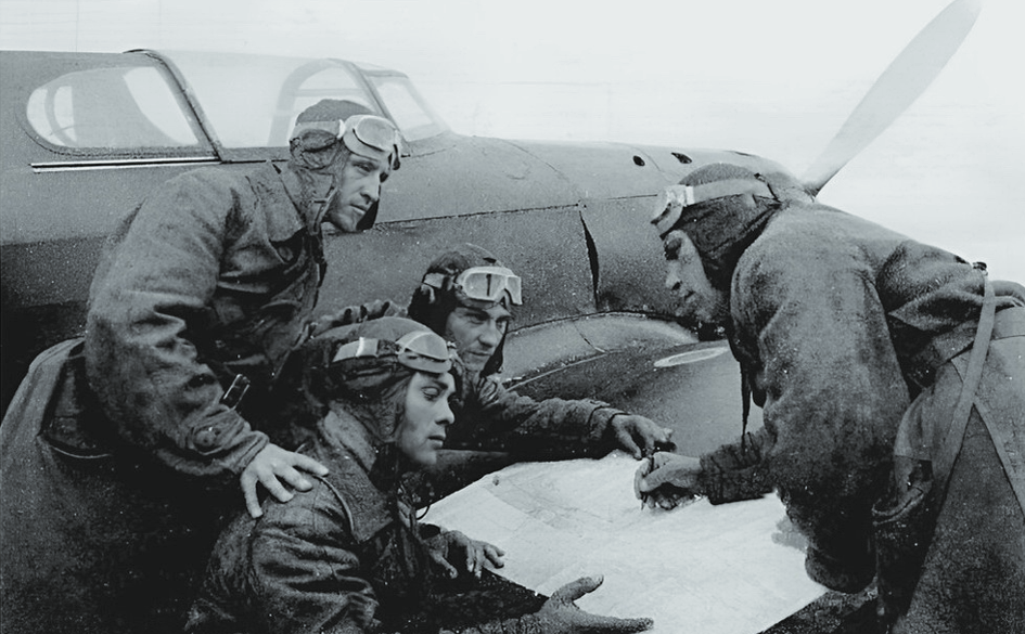 Наши пилоты изучают карту местности на крыле Як-1.
