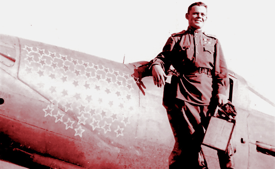 Достижения героя статьи наглядно отмечены звёздами на фюзеляже.