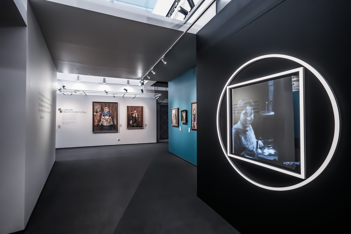    Экспозиция выставки «Свет между мирами»