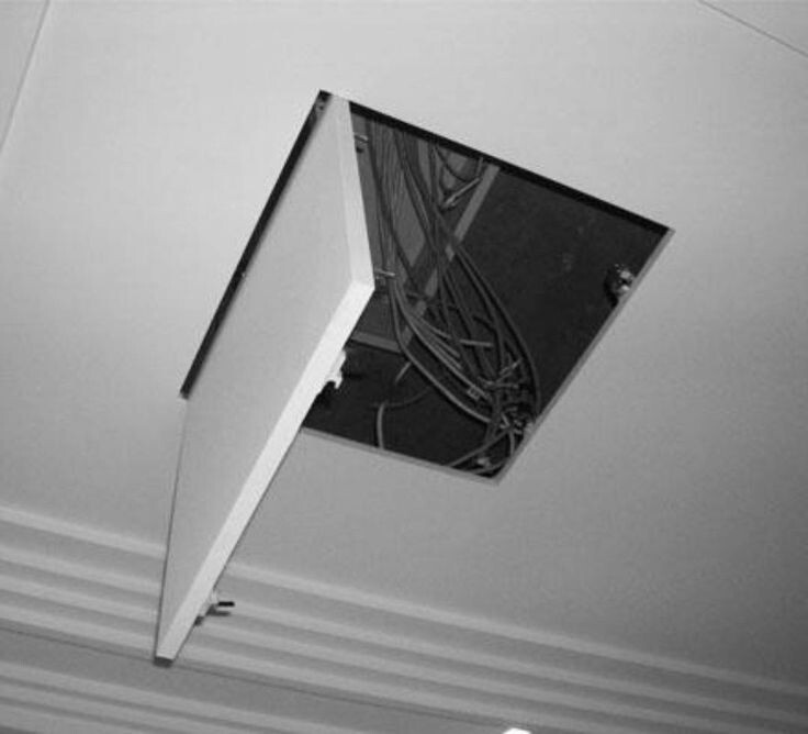 Натяжной потолок со скрытым люком.