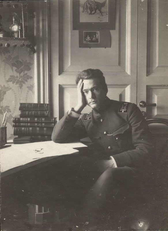    Портрет Владимира Зворыкина в студенческие годы (1910-е)Муромский историко-художественный музей