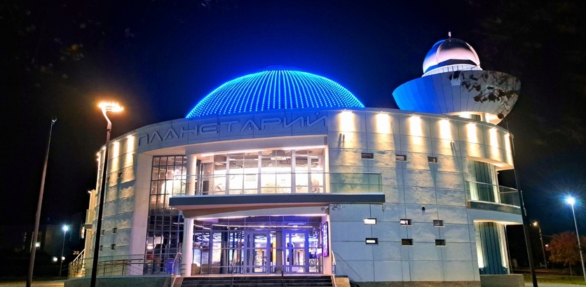    Самый лучший вид на планетарий открывается около метромоста и с Гребешковского откоса