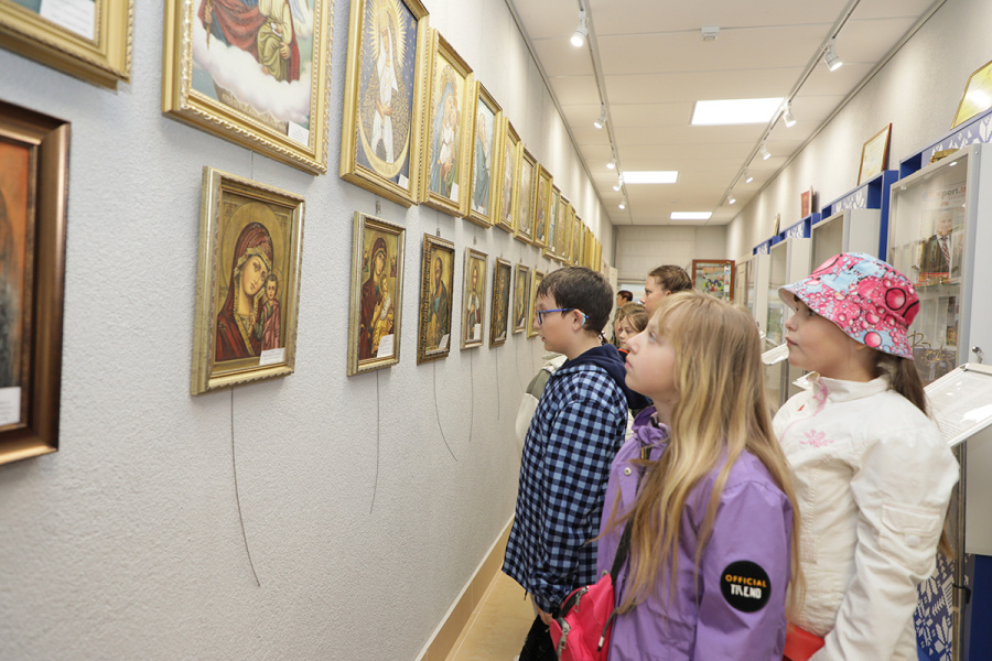     В Копыльском краеведческом музее открылась выставка икон Ядвиги Сенько