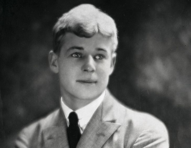 Сергей Александрович Есенин — русский и советский поэт, писатель. Одна из крупнейших личностей Серебряного века. Представитель новокрестьянской поэзии и лирики, а в более позднем периоде творчества — имажинизма.