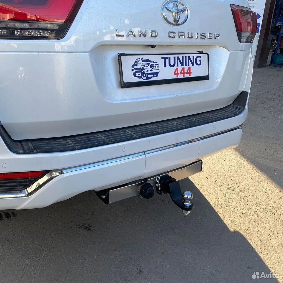 Фаркоп тип шара E под квадрат с нержавеющей накладкой на Toyota Land Cruiser 300