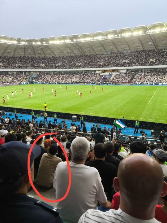 На самом стадионе болельщиков было больше, чем проданных билетов. Во многих секторах болельщики сидели на ступеньках. Многие из сидящих на ступеньках признались, что у них нет билетов и показывали только фото билетов на телефоне. Не понятно, как они попали на стадион без билетов на руках и почему их не попросили покинуть стадион, когда они сидели на ступеньках. Сидя на ступеньках они закрывали проход для болельщиков и создавали опасность в случае ЧП.   
 
Также на стадионе многие сотрудники правоохранительных органов стояли в ряд между секторами и закрывали обзор болельщикам. На просьбу открыть обзор, они никак не реагировали. Только с третьей попытки удалось чуть открыть обзор. Когда человек покупает билеты за немаленькие деньги, ему хочется смотреть матч, а не на сотрудников правопорядка.   
 
Последней каплей терпения стала организация выхода болельщиков из стадиона. С сектора 3 А был открыт только один выход и люди толкались между собой. Чуть не случилась давка, многие болельщики успели вступить в словесный конфликт друг с другом. Только под конец был открыт и другой выход. Непонятно, почему нельзя было открыть сразу несколько выходов, чтобы не толпились люди, — рассказал корреспондент, посетивший данный матч.📷
