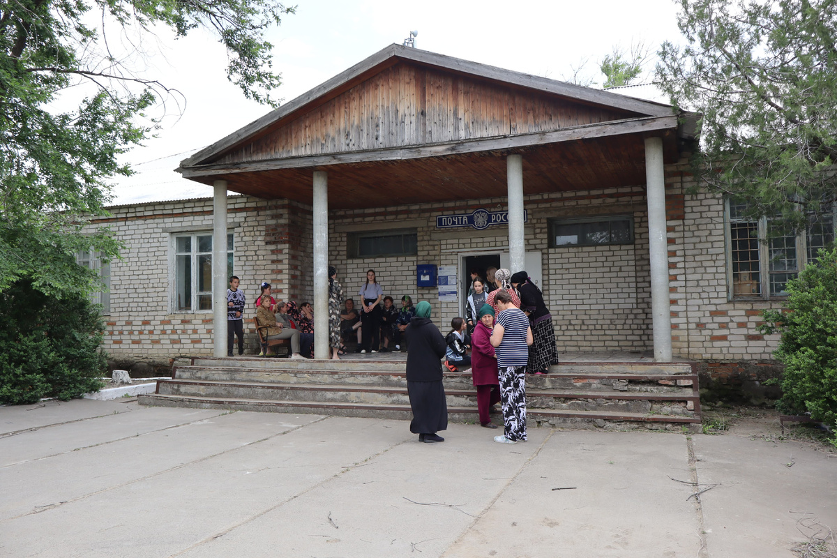 
Место сбора — порог старого здания почты. 