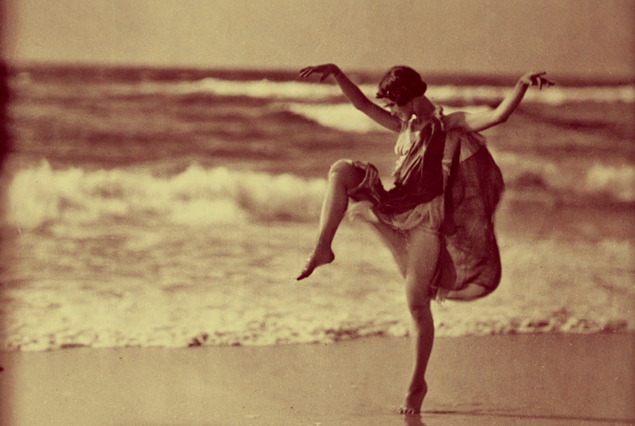Танцовщица Айседора Дункан. Изображение взято с Яндекс картинок.