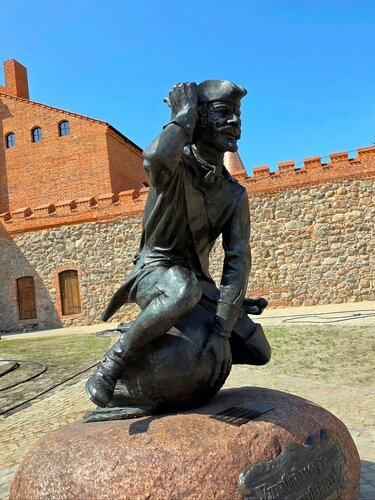 Скульптура выполнена гурьевчанином А. Шевцовым 