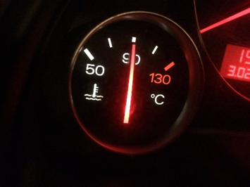 Индикатор температуры охлаждающей жидкости на приборной панели автомобиля