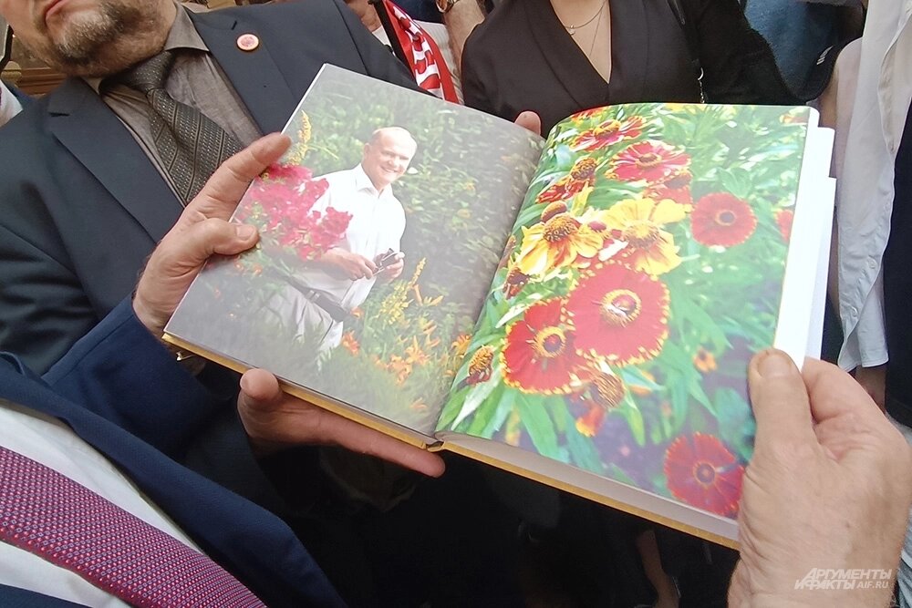    Руководитель фракции КПРФ Госдумы Геннадий Зюганов со своей книгой. Фото: АиФ/ Татьяна Уланова