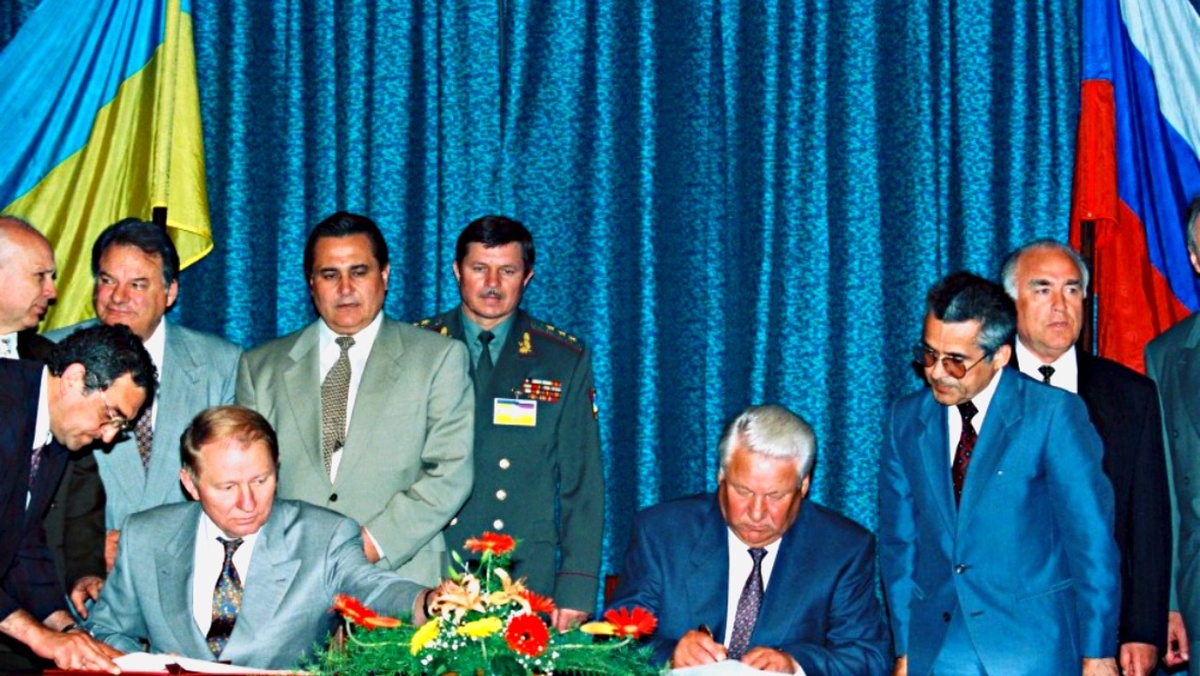 Президент России Борис Ельцин и президент Украины Леонид Кучма во время официальной встречи, 9 июня 1995 года 