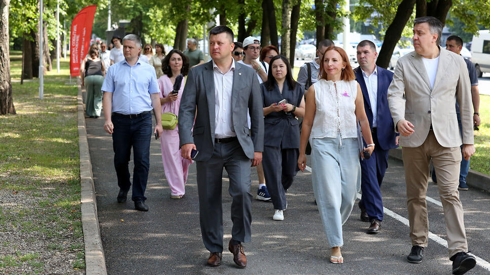 Во главе колонны: глава администрации Уфы Ратмир Мавлиев, директор по развитию центра «Артерия» Евгения Минибаева и директор «Артерии» Антон Горбачев.📷Фото: пресс-службы администрации Уфы / Коммерсантъ