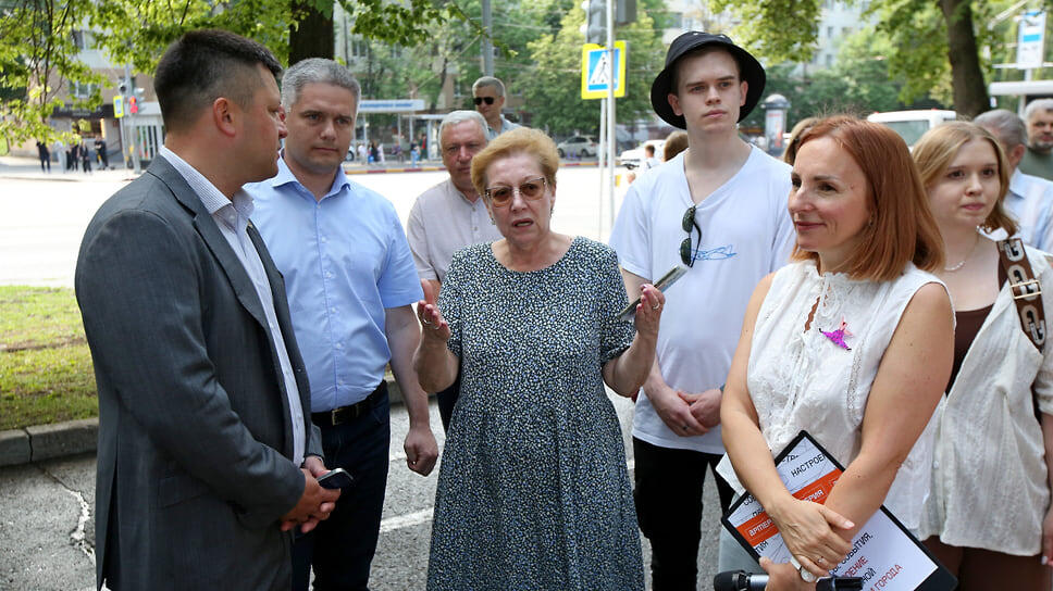 В первом ряду: глава администрации Уфы Ратмир Мавлиев, директор колледжа отраслевых технологий Елена Верещагина и директор по развитию центра «Артерия» Евгения Минибаева.📷Фото: пресс-службы администрации Уфы / Коммерсантъ