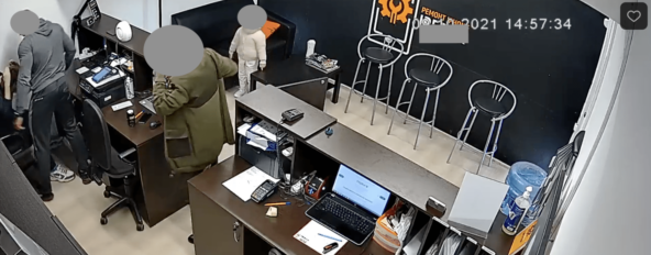 На фото известный в городе бодибилдер, звезда онлифанс, дает леща моему сотруднику. Я узнаю об этом во время росписи со своей женой.