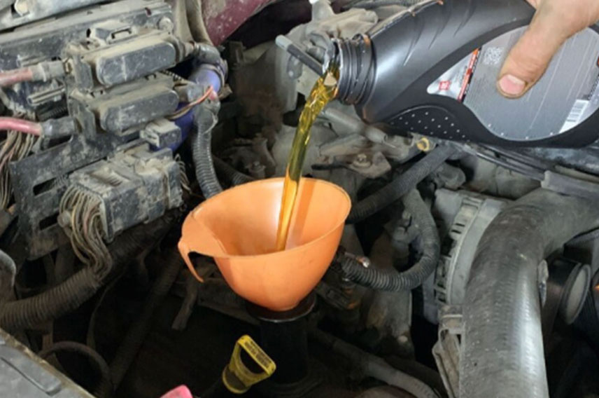 Заливаю масло в двигатель — простая операция, но после неё важно не допустить ошибку.