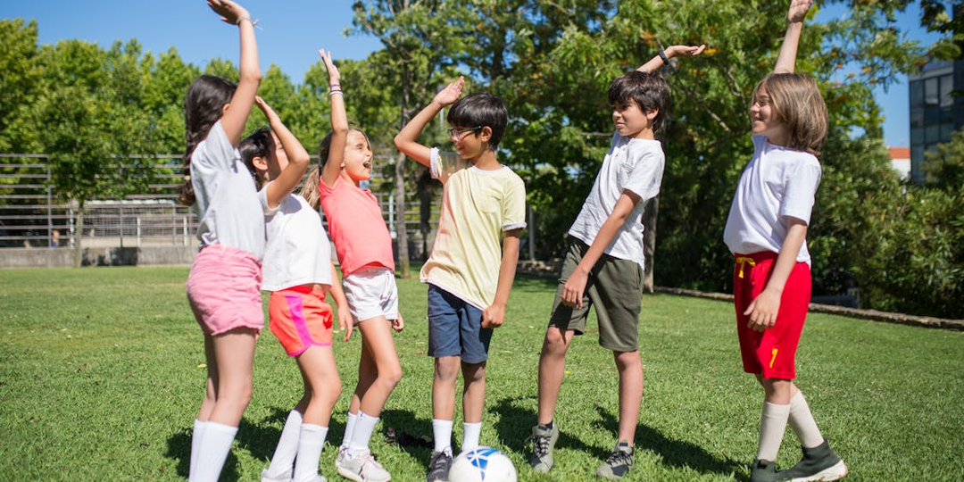 Чем занять ребенка на каникулах: от городского лагеря до настолок на английском языке