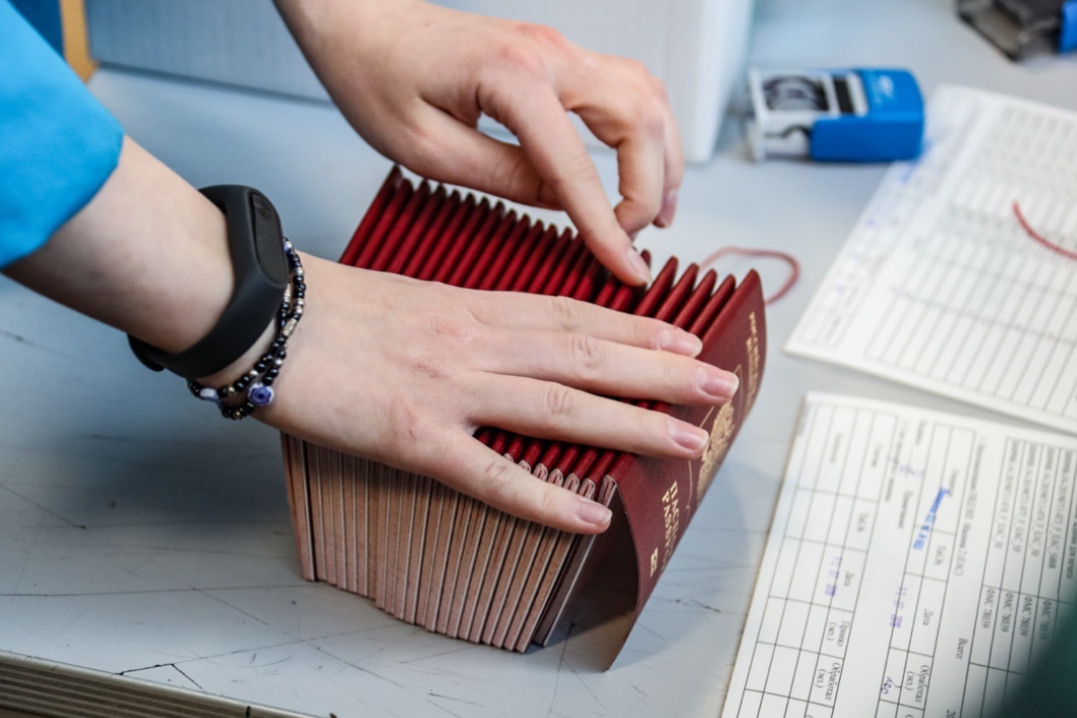 Lantyukhov Sergey / news.ru / Global Look Press📷Загранпаспорт нового образца