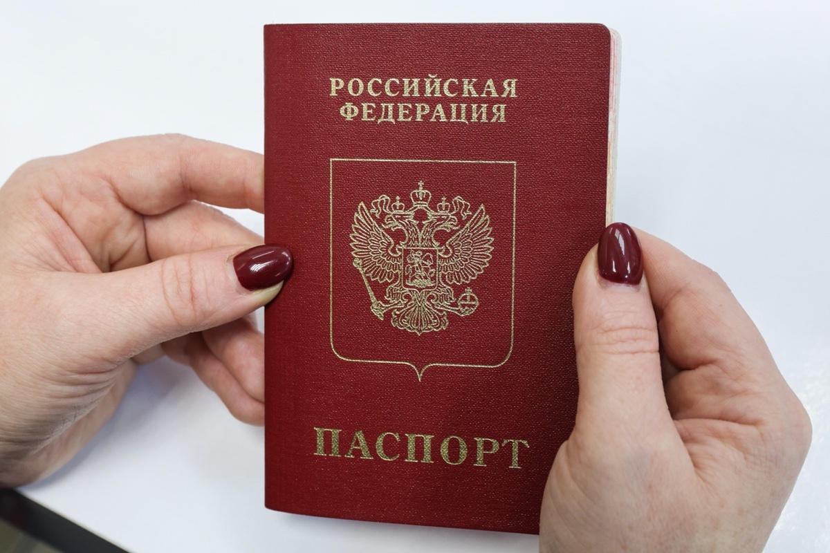 Петр Ковалев / ТАСС📷Загранпаспорт старого образца