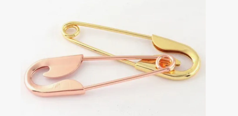 Булавки стали использоваться как брошь и украшение.