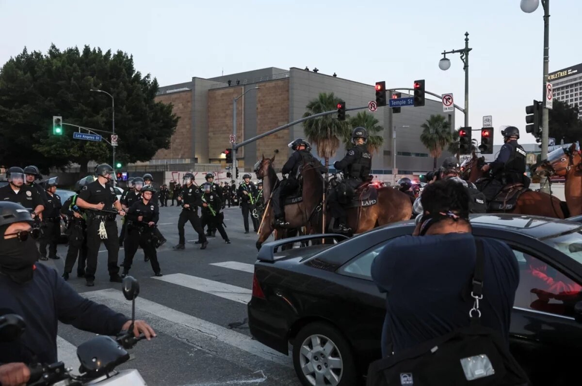   Правоохранительные органы пытаются пресечь беспорядки в Лос-Анджелесе.
