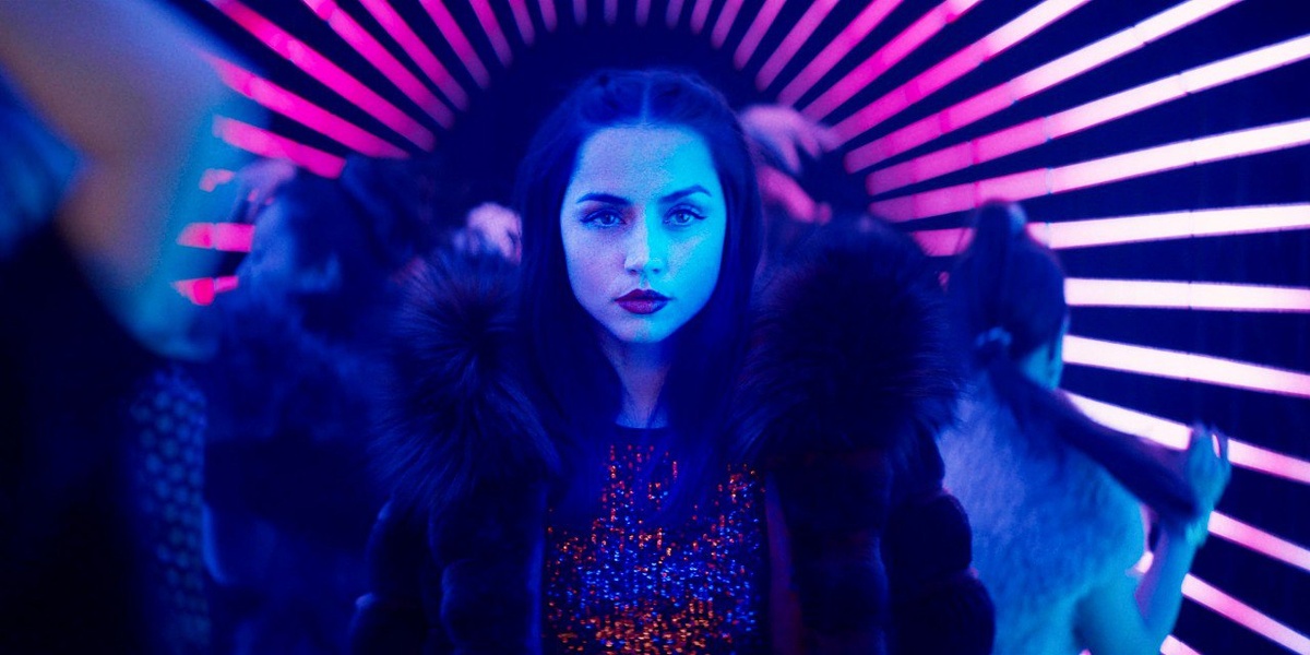 Ана Де Армас идёт под неоном (фото в цвете)