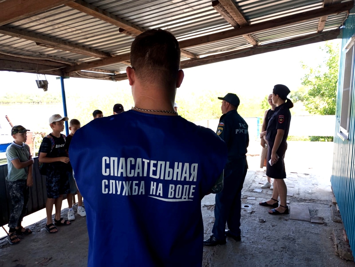 Спасатели ГКУ «Волгоспас» провели профилактическое мероприятие с учениками Камызякского района