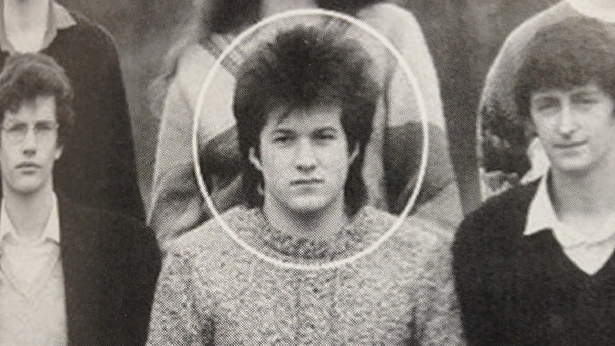 Сэр Джонатан Айв — человек, который придумал дизайн iPhone, iMac, iPad и AirPods.
Но мало кто знает: в начале его считали неформатом в системе образования.

🔸 Он бросил технический колледж, потому что там не было ни творчества, ни смысла.
🔸 Вместо этого — поступил в менее известную школу дизайна, где сам начал экспериментировать, выдумывать формы и учиться на своих ошибках.
🔸 Он почти не ходил на пары. В основном работал ночами над своими странными проектами.
🔸 А в 90-х попал в Apple — и стал главным дизайнером всей планеты.

Вывод: ему не нужен был диплом престижного вуза. Ему нужны были свобода, стиль, упорство и желание делать своё.