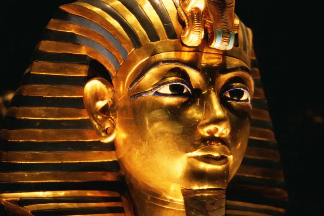 Посмертная маска Тутанхамона, изготовленная из золота и полудрагоценных камней / Rosemary Calvert, Getty Images
