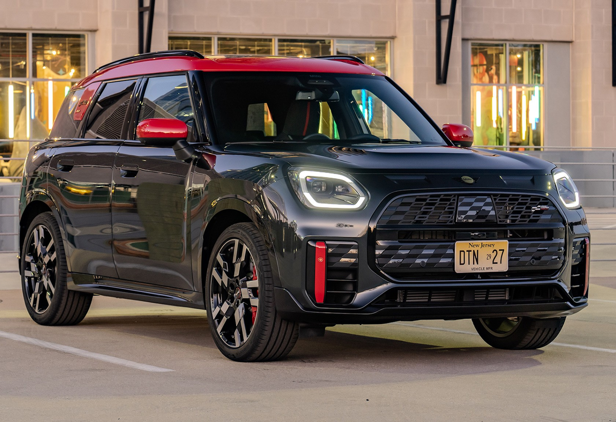 Один из представителей премиальной категории – обновленный Mini Countryman 2025 модельного года