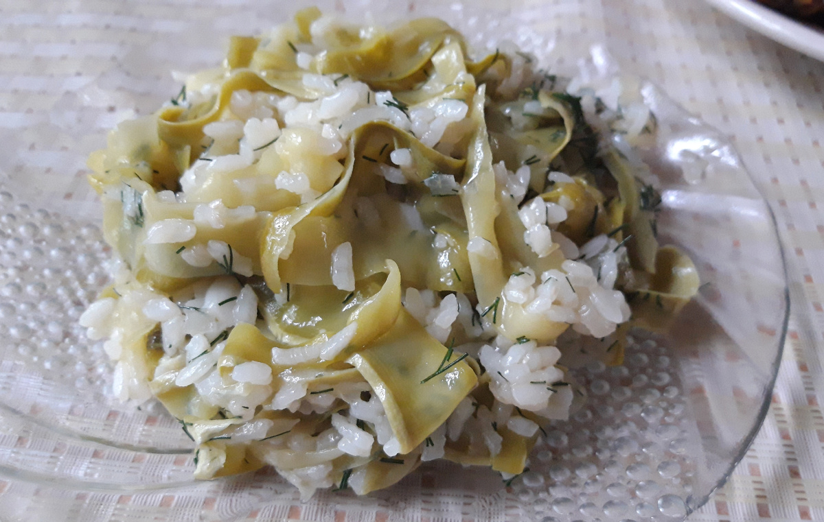 Крупные кабачки 2 шт, Крупная луковица, Чеснок 3-4 зубчика, Рис 1/3 стакана,Сахар щепотка, соль по вкусу, Сок половинки лимона, Растительное масло, Вода пол стакана,Зелень укропа.