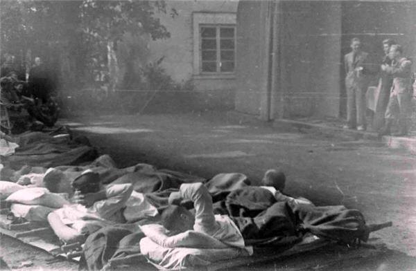 Спектакль «Свадебное путешествие» для лежачих раненых Театра им. Е.Вахтангова. 1-й Украинский фронт, Польша, Рытвяны, 1944 г