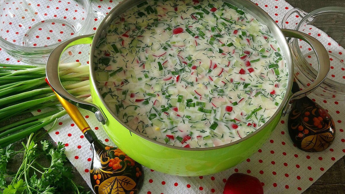 Ингредиенты:▫️Картофель (отварной) – 350 г▫️Яйца – 4 шт.▫️Редис – 65 г▫️Колбаса – 260 г▫️Огурец – 200 г▫️Зелень – 50 г▫️Лимон – ½ шт.▫️Кефир – 500 мл▫️Минеральная вода с газом – 1 лПриготовление пошагово:1️⃣Для начала возьмите промытую зелень, укроп, петрушку и зеленый лук. Мелко все нарежьте и выложите в 5-литровую кастрюлю.2️⃣Возьмите половину лимона и отожмите весь сок.3️⃣Далее толкушкой разомните зелень. Таким образом вы получите яркий аромат и насыщенный вкус свежести.4️⃣Возьмите 350 грамм отварного картофеля, 200 грамм огурцов, 4 отварных яйца, 260 грамм колбасы и 65 грамм редиски. Все нарежьте на мелкие кубики, переложите в кастрюлю и добавьте соль по-вкусу. 5️⃣Теперь залейте 500 мл кефира и 1 литр минеральной воды с газом (можно заменить домашним квасом).6️⃣Все хорошенько перемешайте и можно подавать к столу.#окорочка #окрошкасколбасой