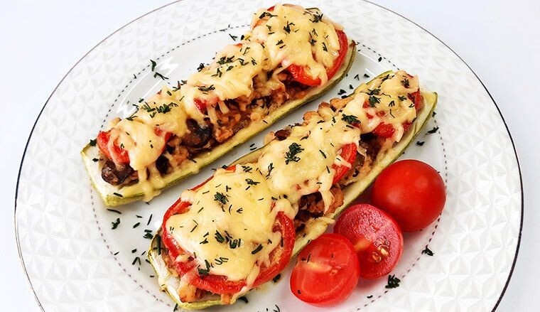 Ингредиенты:▪️Кабачки (средние) - 2 шт.▪️Лук (небольшой) - 1 шт.▪️Шампиньоны (небольшие) - 10 шт.▪️Фарш из индейки - 350 г▪️Чеснок - 4 зубчика▪️Помидор (крупный) - 1 шт.▪️Сыр - 120 г▪️Соль, черный молотый перец - по вкусу▪️Копченая паприка - 0,5 ч. л.▪️Зелень - по вкусуПриготовление пошагово:1️⃣Лук мелко нарезаем. 2️⃣Шампиньоны разрезаем на 4 части, а потом на слайсы.3️⃣Кабачки разрезаем пополам. У каждой половинки с другой стороны нужно срезать выпуклую часть кабачка, это делается для того, чтобы половинка кабачка ровно и устойчиво стояла на поверхности.4️⃣Из половинок кабачков нужно удалить мякоть.5️⃣Крупные кусочки мякоти кабачка нарезаем на небольшие кусочки.6️⃣Разогреваем сковороду с небольшим количеством оливкового масла и обжариваем лук до золотистого цвета.7️⃣К луку отправляем шампиньоны и обжариваем пока не испарится вся влага. 8️⃣Затем добавляем мякоть кабачка и обжариваем пару минут.9️⃣Добавляем фарш из индейки, перемешиваем. 🔟Все солим, перчим, добавляем копченую паприку и чеснок (измельченный через чеснокодавку).1️⃣1️⃣Перемешиваем и обжариваем на небольшом огне 4-5 минут.1️⃣2️⃣Помидор нарезаю на кружочки и несколько кружочков разрезаю пополам.1️⃣3️⃣Сыр натираем на крупной терке.1️⃣4️⃣Лодочки из кабачков выкладываем на противень, предварительно застеленный фольгой.1️⃣5️⃣Солим и перчим.1️⃣6️⃣Кабачки заполняем начинкой, чем больше начинки, тем вкуснее.1️⃣7️⃣Сверху на начинку выкладываем помидоры и ставим в разогретую до 180 градусов духовку на 45 минут.1️⃣8️⃣Через 45 минут посыпаем сыром и еще запекаем 7-10 минут.#кабачки #кабачкифаршированные