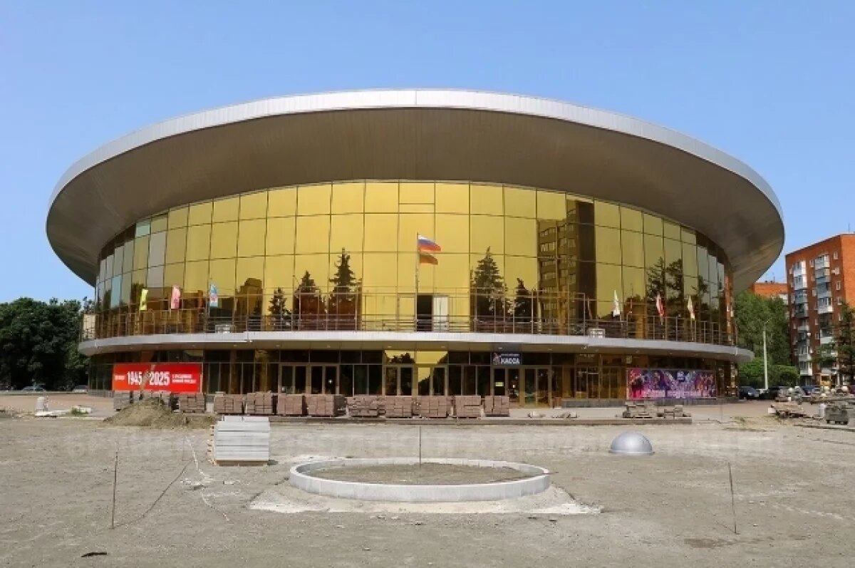    250 квадратных метров плитки уложили на площади перед цирком в Брянске