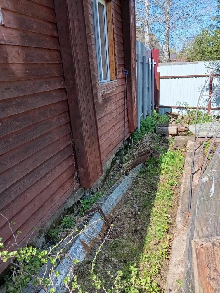    Окно соседей выходит на участок Юлии. Фото: Из личного архивa/ Юлия Федосеева