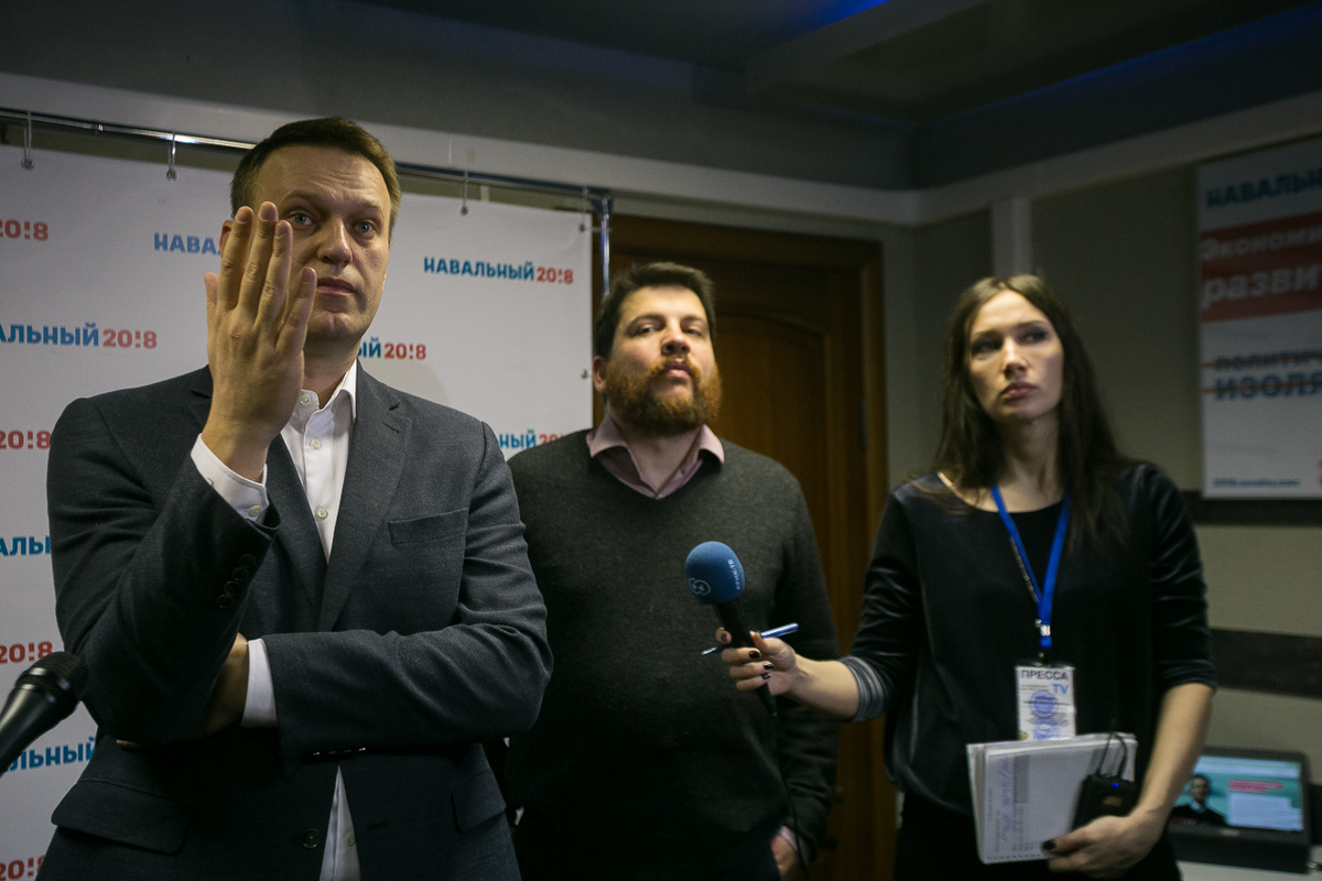 Леонид Волков* (в центре) попадет в тюрьму, если окажется в России.  Фото: ФедералПресс / Евгений Поторочин