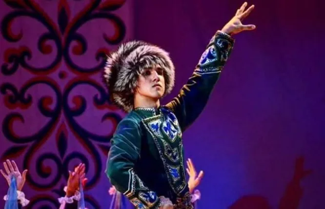 Фото: кадр из видео с выступлений Азамата