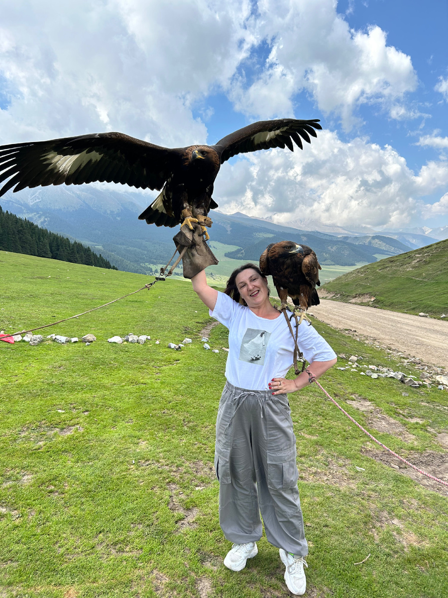 Автор и два сокола в Григорьевском ущелье, Киргизия