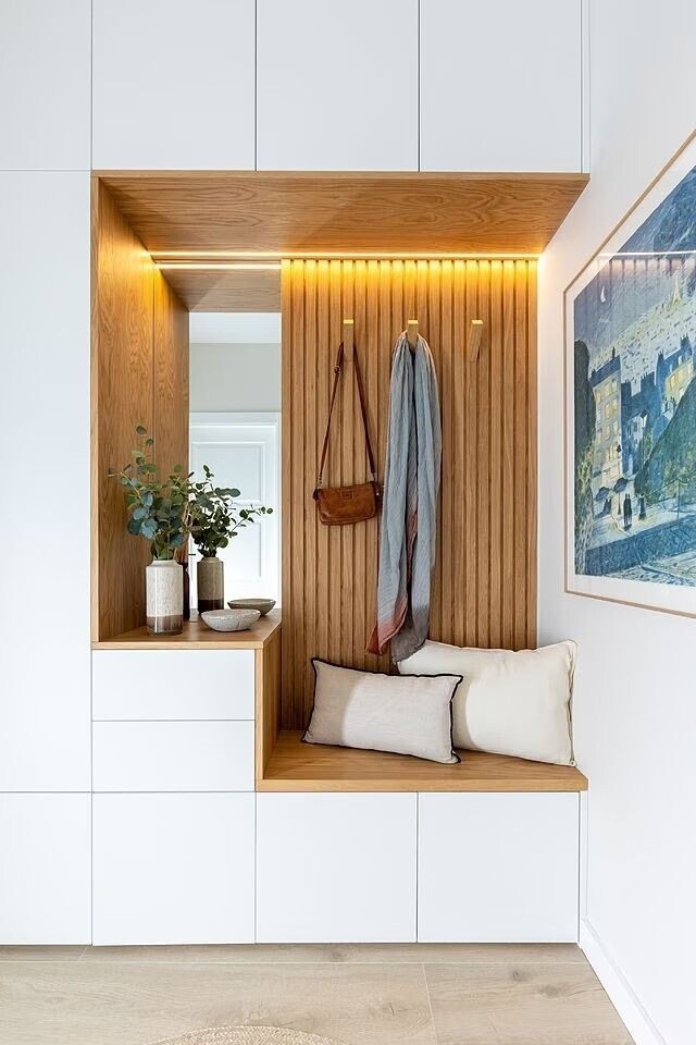 Фото из Пинтерест. Примерно такой будет первая зона, только верхний шкаф сплошной и металлические крючки