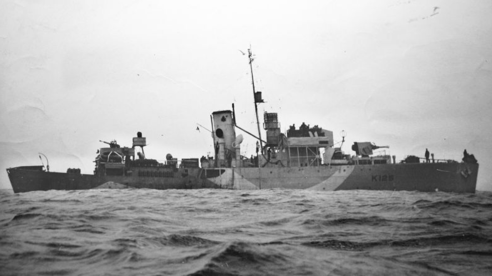 Канадский корвет «Кеногами» в море