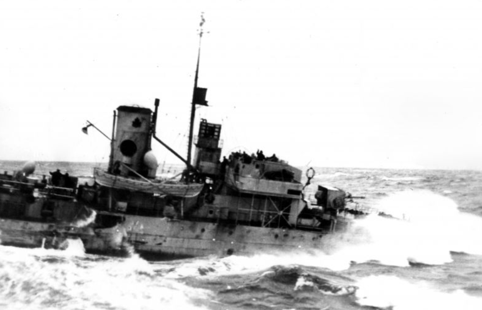 Канадский корвет «Кеногами» идет в море в конце войны