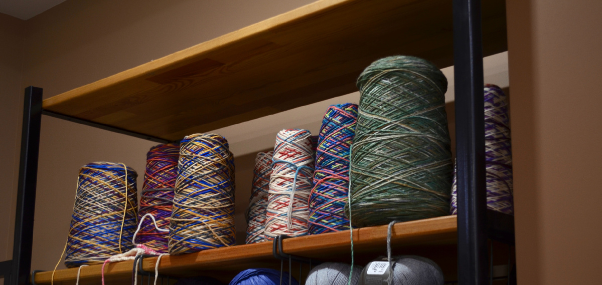 Пряжа в бобинах для машинного вязания — красивые меланжевые оттенки, готовые к созданию стильных изделий быстро и без лишних шагов.