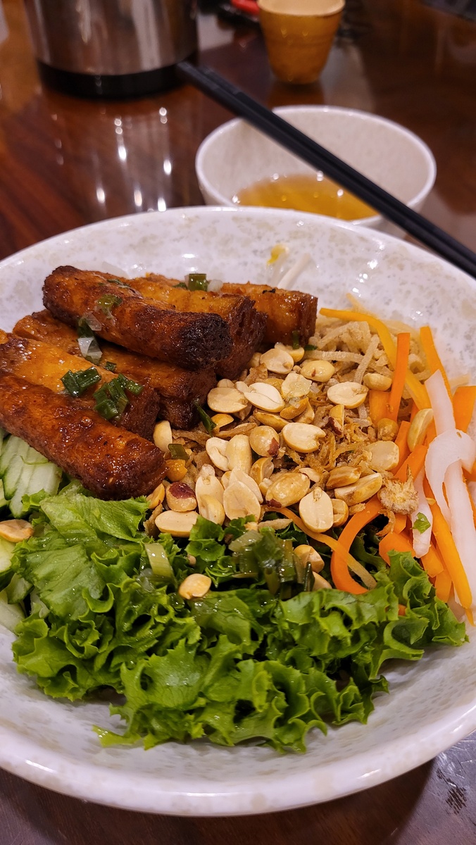 Более интересная вьетнамская еда не на побережье.  На фото: блюдо в вегетарианском кафе в Далате 