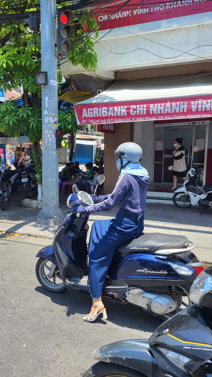 Это пример того, как местные одеваются в жару. 