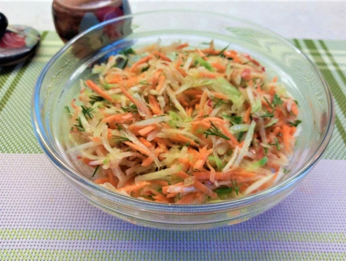 Натереть на крупной терке в одинаковых количествах:🔸яблоко🔸морковь🔸сыр🔸редиска (порезать соломкой)🔸Укроп(или другая зелень) ❇️Заправить сметаной или натуральным йогуртом. Соль и перец по вкусу. Украсить зеленью.#салат #салатвесенний #салатвитаминный 