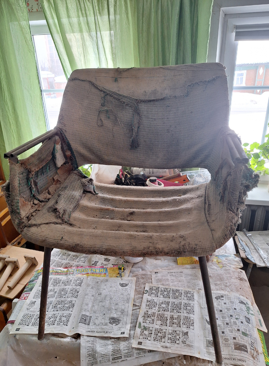 На этом есть немного ткани. По ней хотела сориентироваться, как обивку сделать. Но как-то не воспользовалась